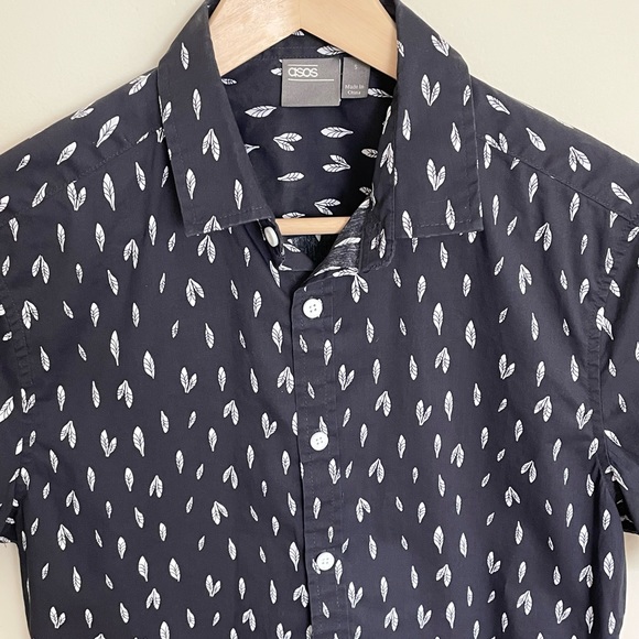 NEW ASOS Feather Print Short Sleeve Navy Button Down Shirt Men’s size Small - Picture 3 of 7